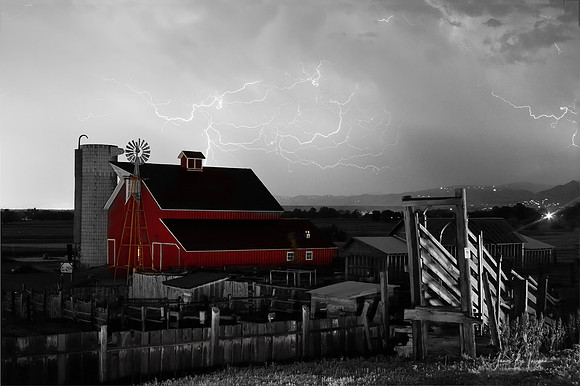 red_barn_farm_lightning_thunderstorm-bwsc