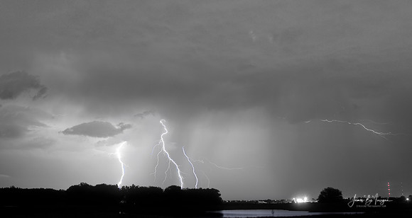 Thunder_Rolls_Lightnin_Strikes_Panorama-bw