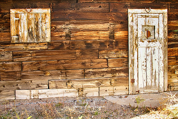 Rustic_Old_Colorado_Barn_Door_Window