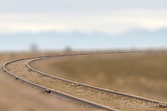 Railroad_Tracks_Around_Bend